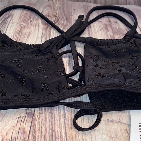 ✌🏻🖤 La hearts black cut out bikini top 🖤✌🏻 - Picture 5 of 7